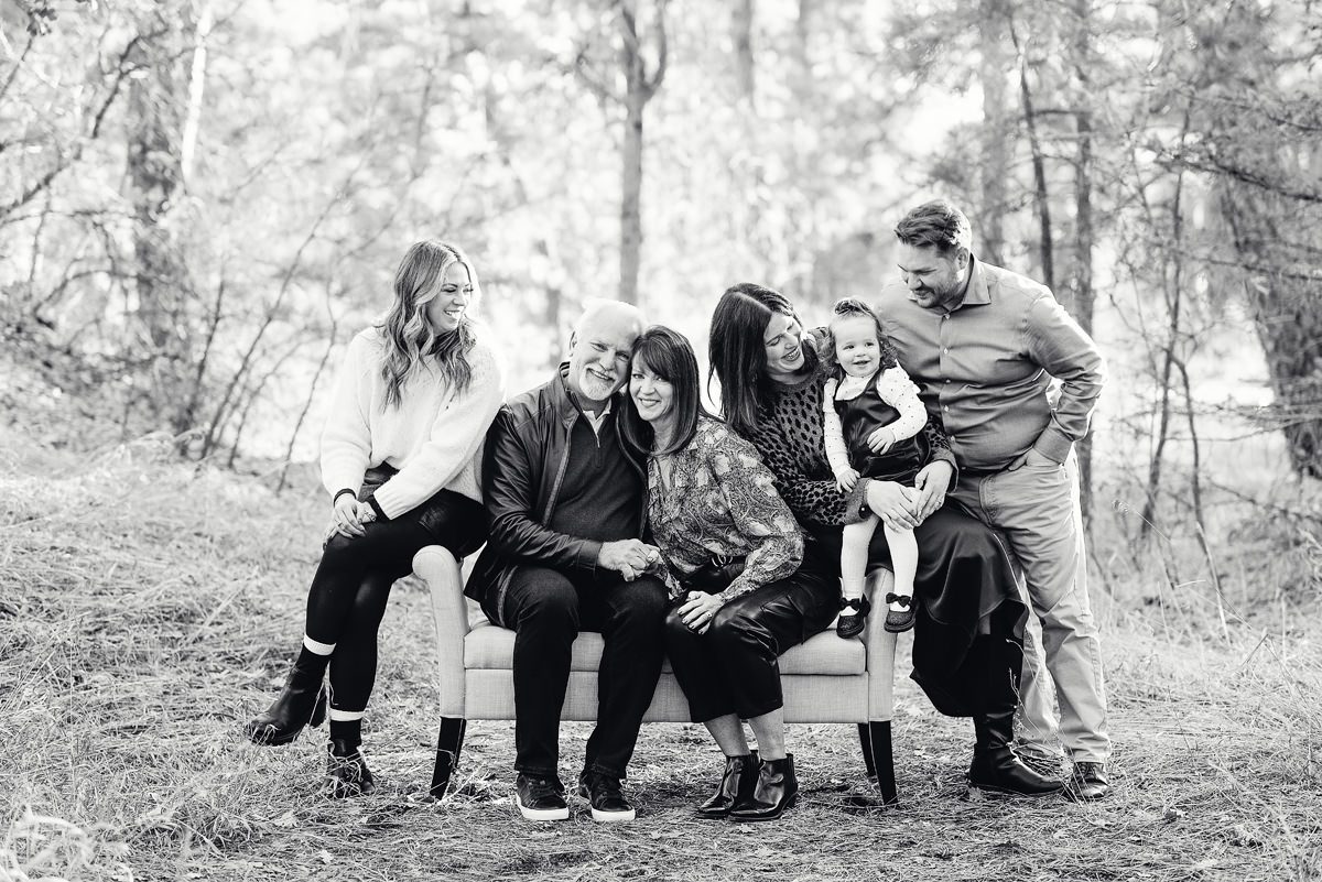 Extended large family pictures in caste rock, Colorado